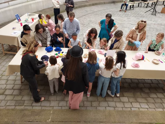 Atelier chapeaux animé par la compagnie Bulles en coulisse 