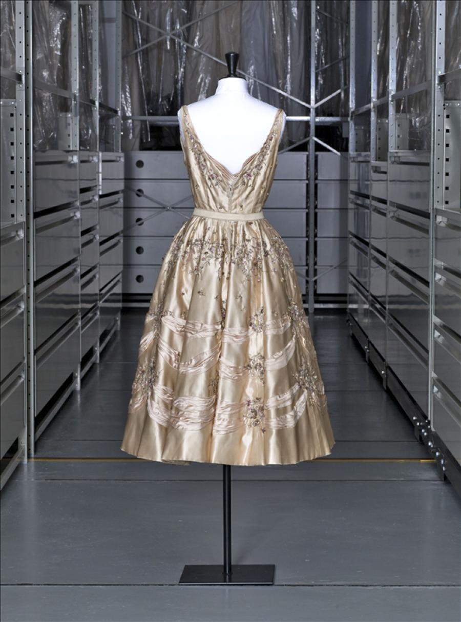 sarkom Udråbstegn solsikke Taglioni' evening dress, Pierre Balmain | Palais Galliera | Musée de la  mode de la Ville de Paris