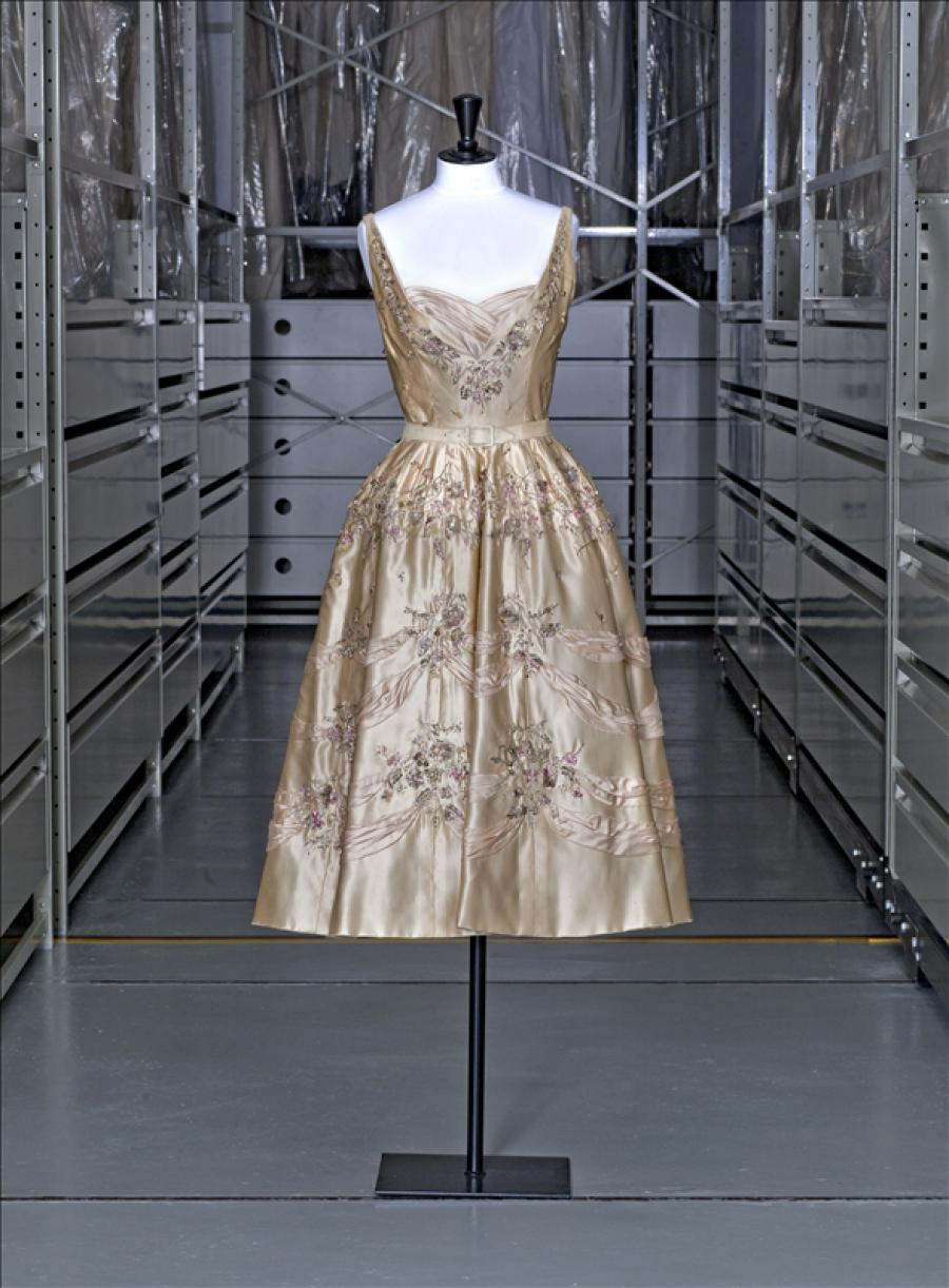 sarkom Udråbstegn solsikke Taglioni' evening dress, Pierre Balmain | Palais Galliera | Musée de la  mode de la Ville de Paris