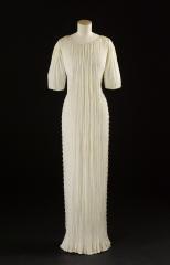 “Delphos” gown, Mariano Fortuny  © Françoise Cochennec / Paris Musées, Palais Galliera