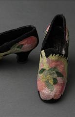 'The Roses' pair of shoes, Perugia pour Paul Poiret © Stéphane Piera / Galliera / Roger-Viollet