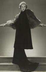 Nathalie Paley dans une robe et un manteau du soir de Lucien Lelong © Dorvyne / Paris Musées / Palais Galliera 