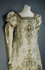 vue d'une robe de scène portée par Sarah Bernhardt