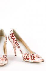 “Fragile” high heels, Martin Margiela © Françoise Cochennec / Galliera / Roger-Viollet