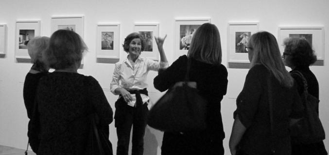 Visite guidée de l'exposition "Papier glacé" en Langue des Signes. Photo : © Laure Bernard / Galliera