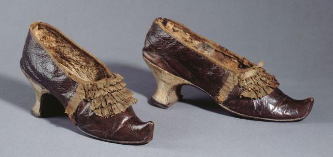 Pair of shoes, circa 1790, donation from the Société de l'Histoire du Costume, GAL1920.1.2163AB 