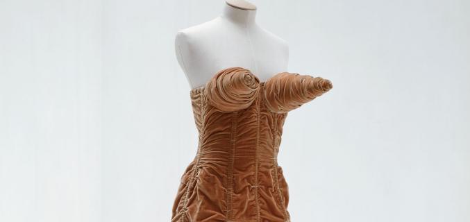 Jean Paul Gaultier, robe dite « seins obus », Automne / Hiver 1984-1985, collection Barbès. Collection Palais Galliera - © Eric Poitevin/ADAGP, Paris 2016