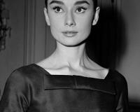Audrey Hepburn habillée par Hubert de Givenchy pour le film "Ariane" de Billy Wilder, 1956. © Alain Adler / Roger-Viollet
