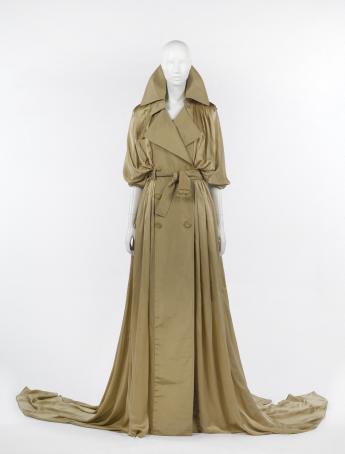 Trench coat gown, Jean Paul Gaultier  © Françoise Cochennec / Galliera / Roger-Viollet