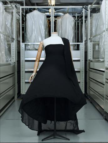 Evening dress, Comme des Garçons © Eric Emo / Galliera / Roger-Viollet