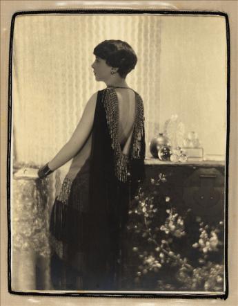 Portrait de Mme Labourdette dans une robe du soir de Suzanne Talbot © Adolphe de Meyer / Galliera / Roger-Viollet 