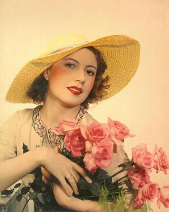 Femme avec chapeau de paille et bouquet de roses dans les bras, par Egidio Scaioni © Egidio Scaioni / Paris Musées, Palais Galliera  