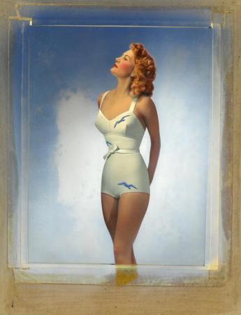 Woman in white swimsuit, sky blue seagull patterns, by Egidio Scaioni © Egidio Scaioni / Paris Musées, Palais Galliera