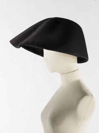 Cloche hat, Balenciaga, vers  1965. © Julien Vidal/Galliera/Roger-Viollet