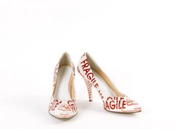 “Fragile” high heels, Martin Margiela © Françoise Cochennec / Galliera / Roger-Viollet